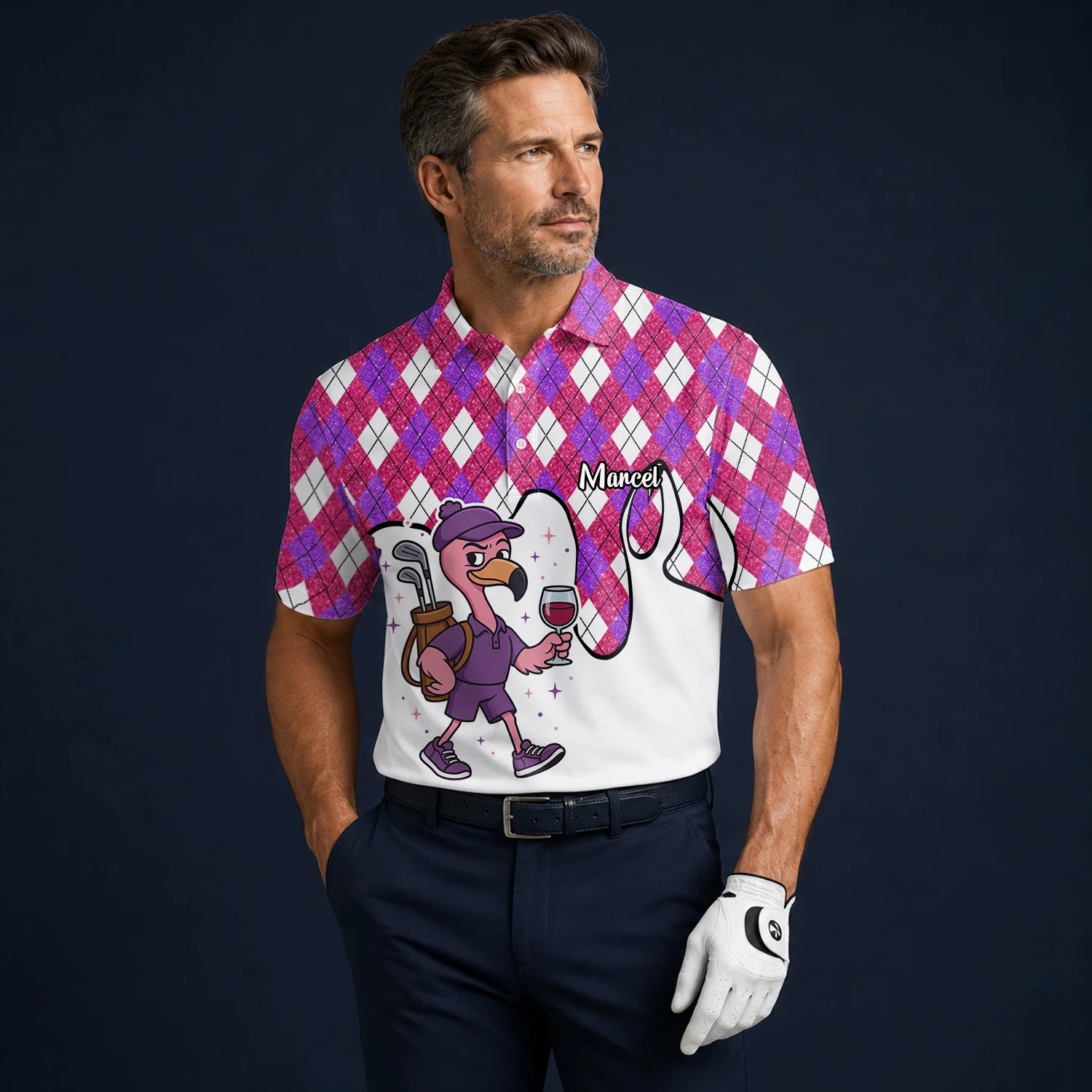 Personalisiertes Golf Poloshirt Pink Lila Rauten Strauß Golfer Cartoon Design für Herren D7000