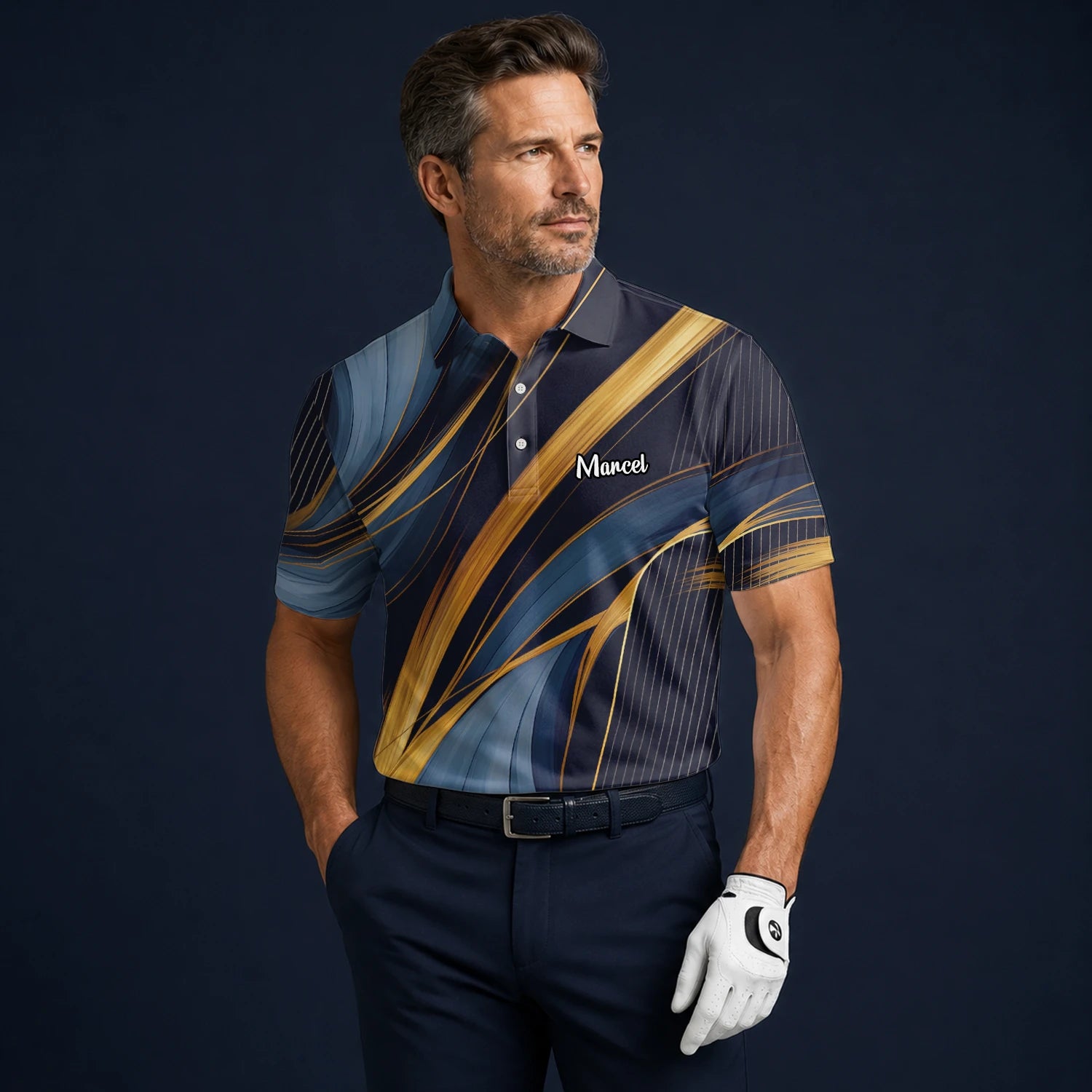 Personalisiertes Golf Poloshirt in Marineblau-Gold mit abstraktem Bänder-Design für Herren V6882