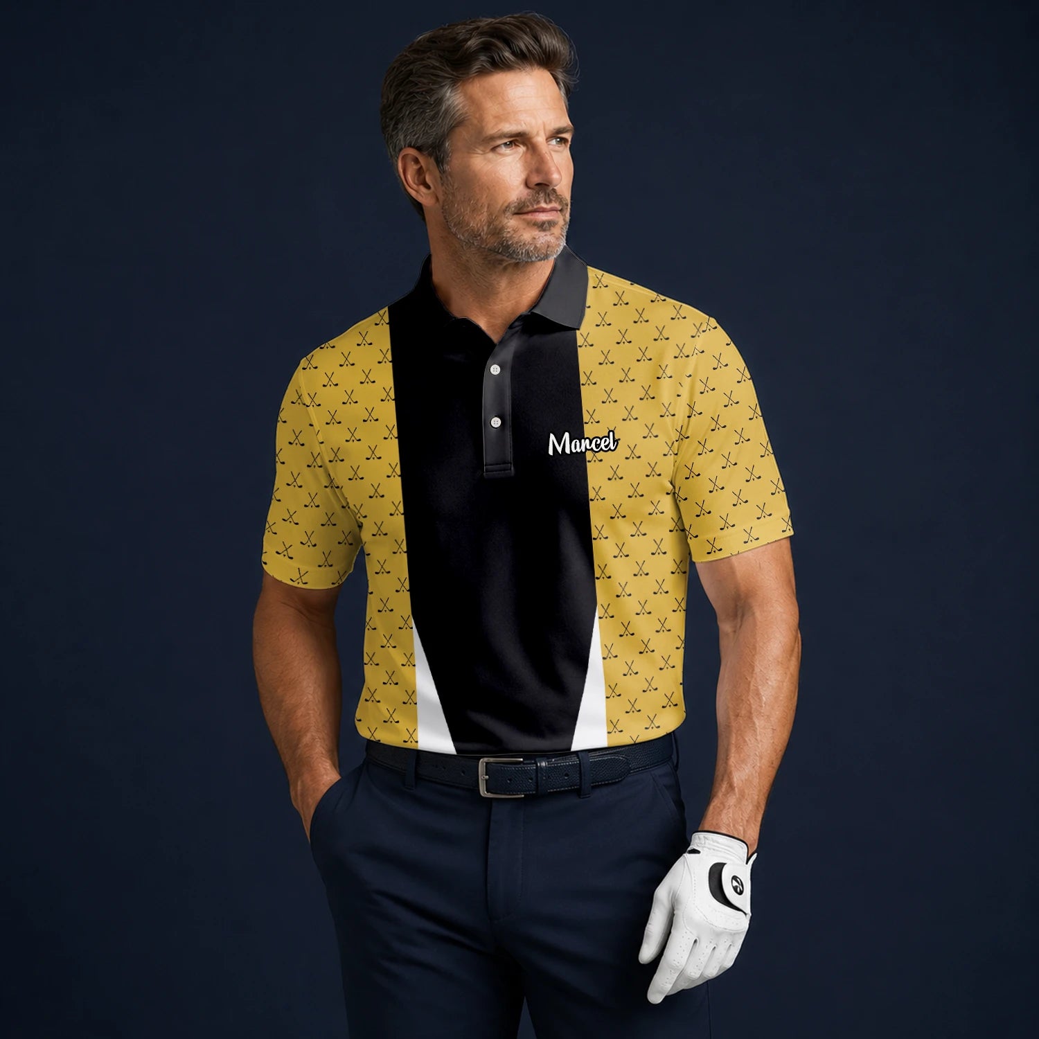 Personalisiertes Golf Poloshirt in Schwarz-Gold mit Golfschläger-Muster und Streifen für Herren B5489