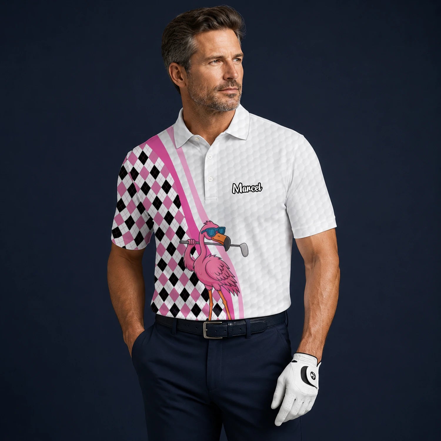 Personalisiertes Golf Poloshirt in Weiß-Rosa mit Flamingo-Golfer und Rautenmuster für Herren G3697
