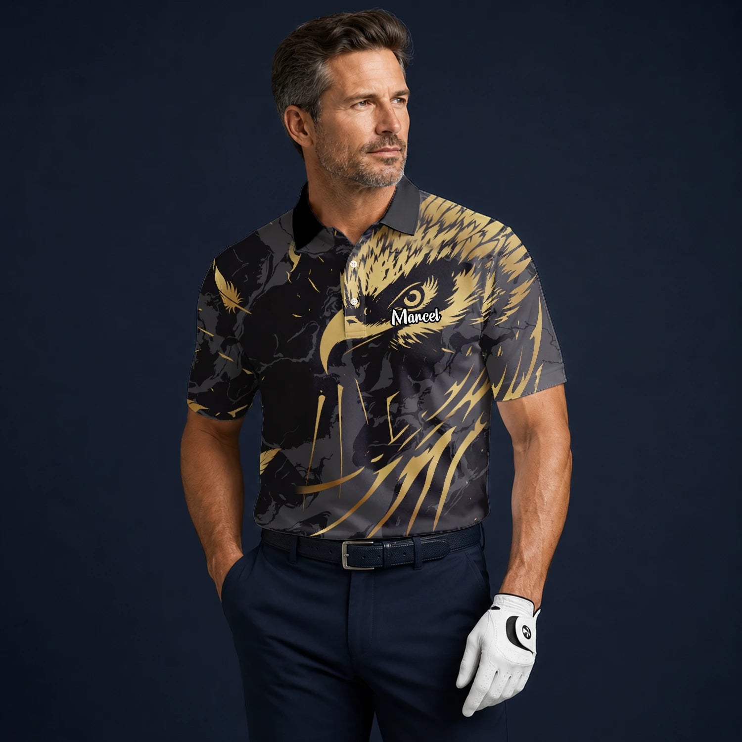 Personalisiertes Golf Poloshirt in Schwarz-Gold mit Adlerfeder-Motiv für Herren F0802