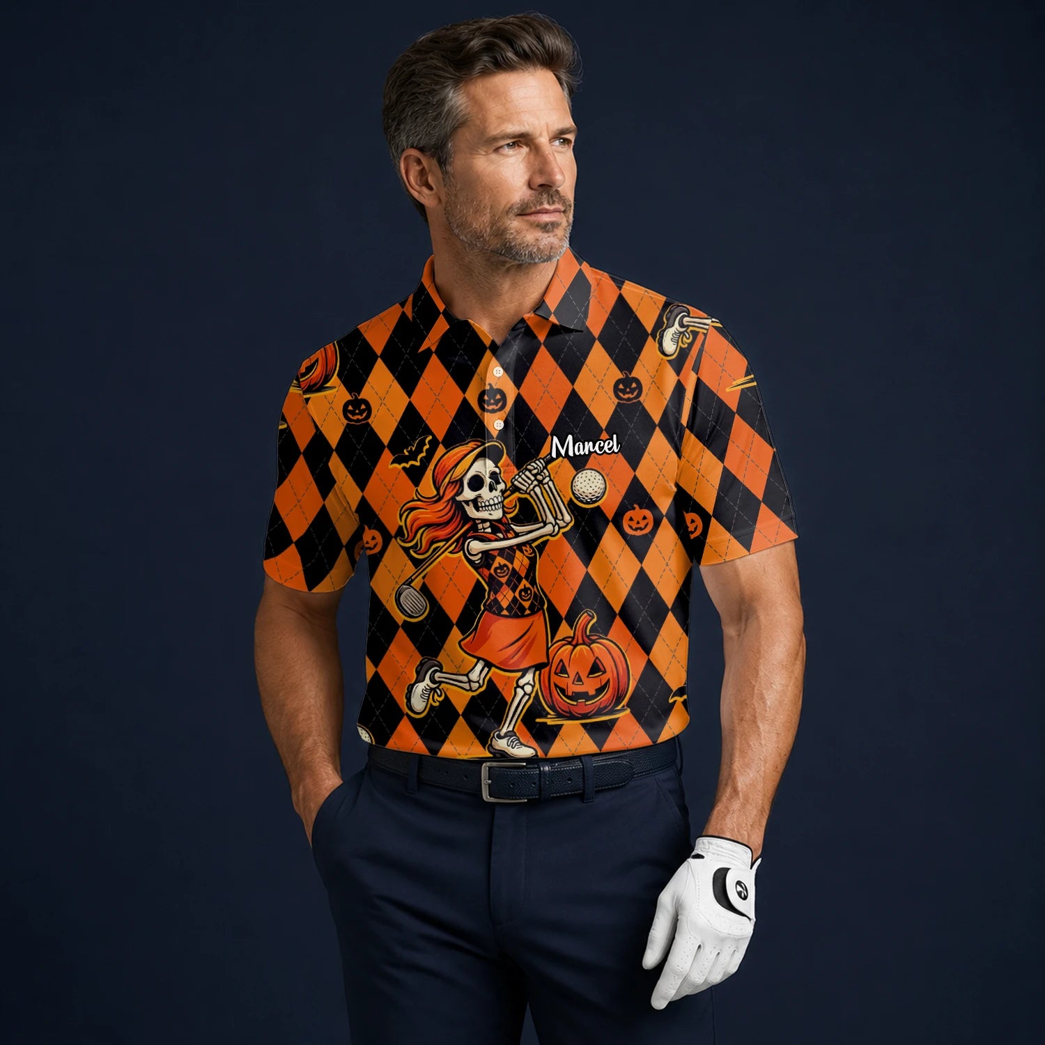 Personalisiertes Golf Poloshirt Orange Schwarzes Halloween Skelett Golfer Kürbis Rauten Design für Herren Z9562