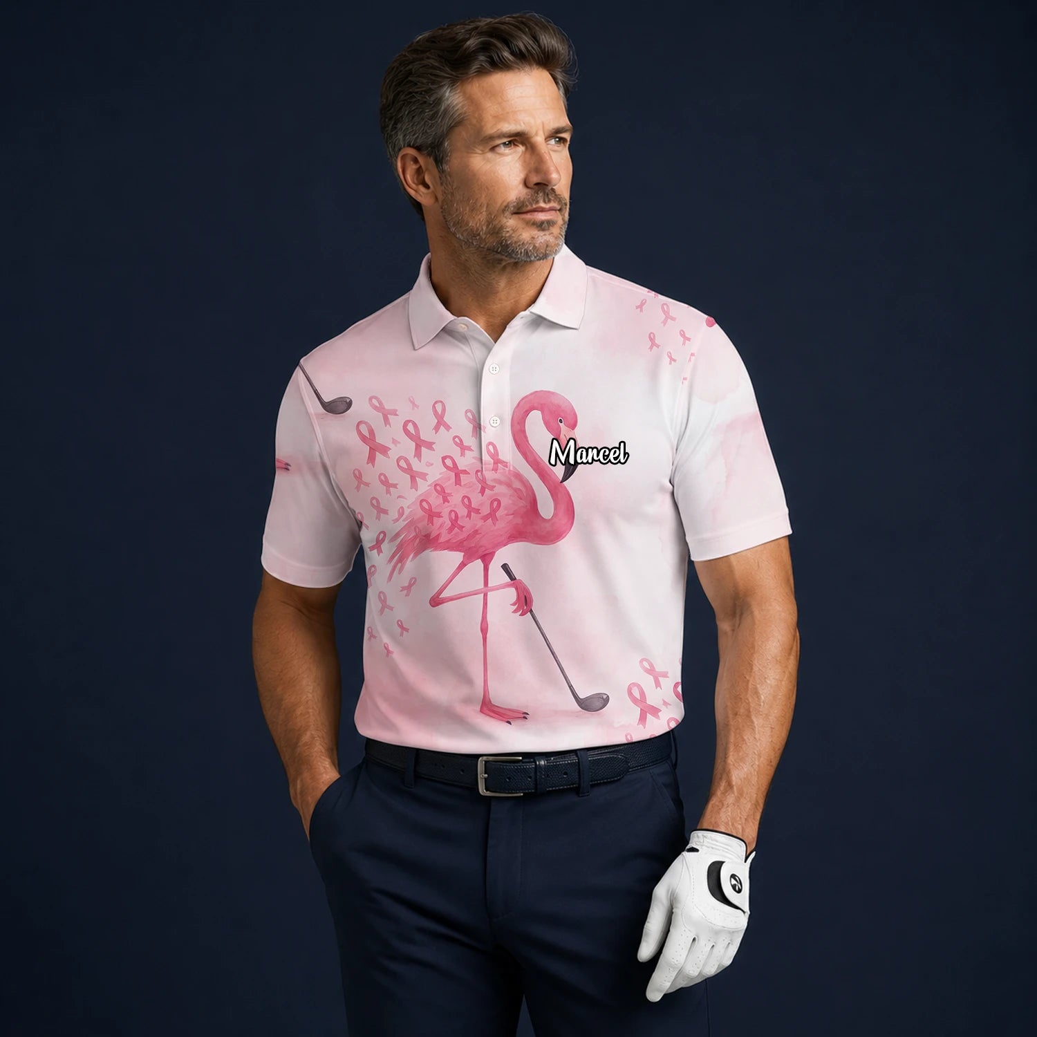Personalisiertes Golf Poloshirt Rosa Flamingo Golfer Brustkrebs Schleifen Design für Herren R9354