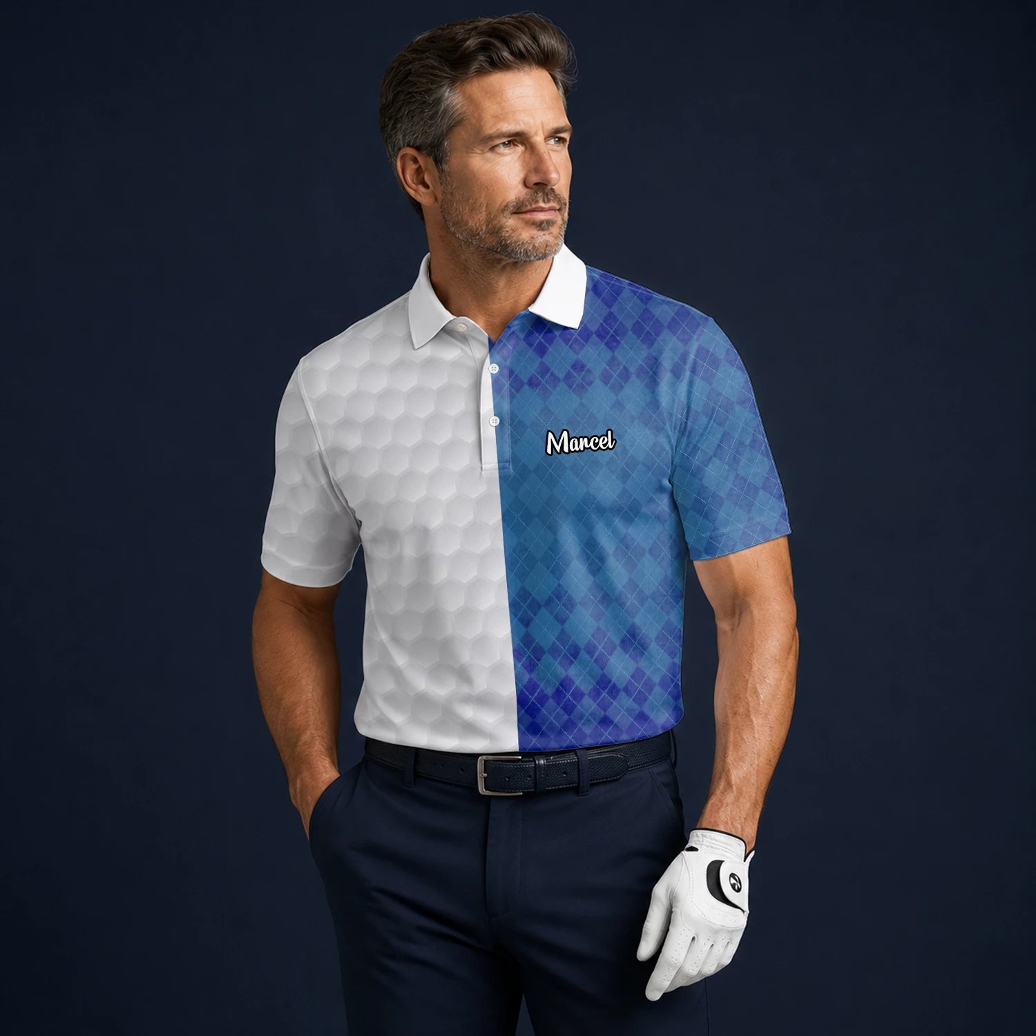 Personalisiertes Golf Poloshirt in Weiß-Blau mit Rautenmuster und Golfball-Textur für Herren M9214