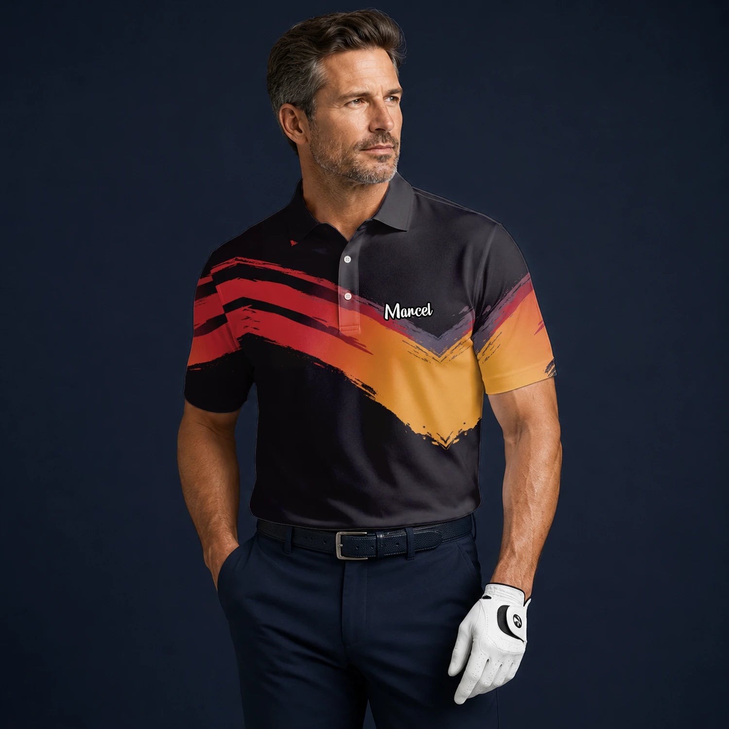 Personalisiertes Golf Poloshirt in Schwarz-Rot-Orange mit Pinselstrich-Design für Herren M6093