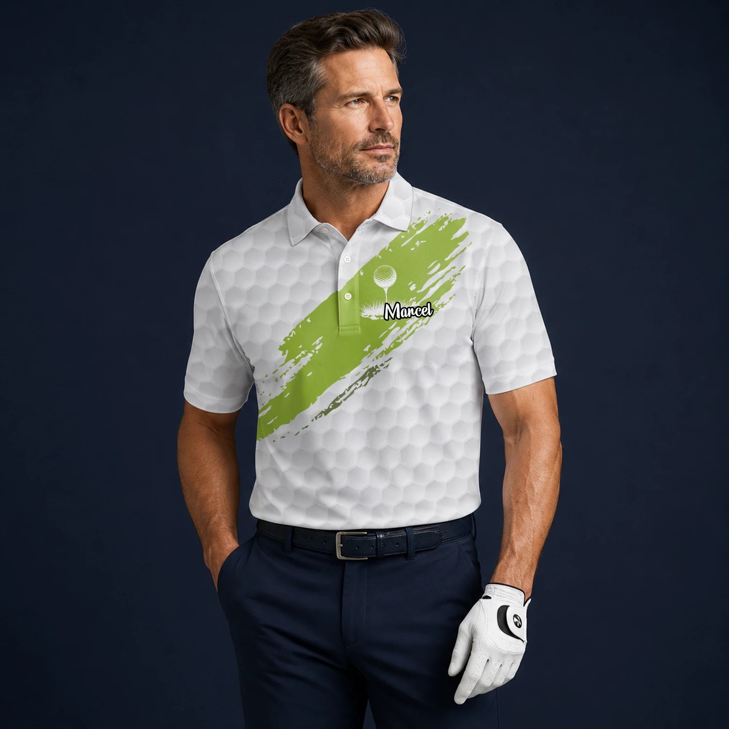 Personalisiertes Golf Poloshirt in Weiß-Limettengrün mit Golfball-Textur und Pinselstrich für Herren M6914