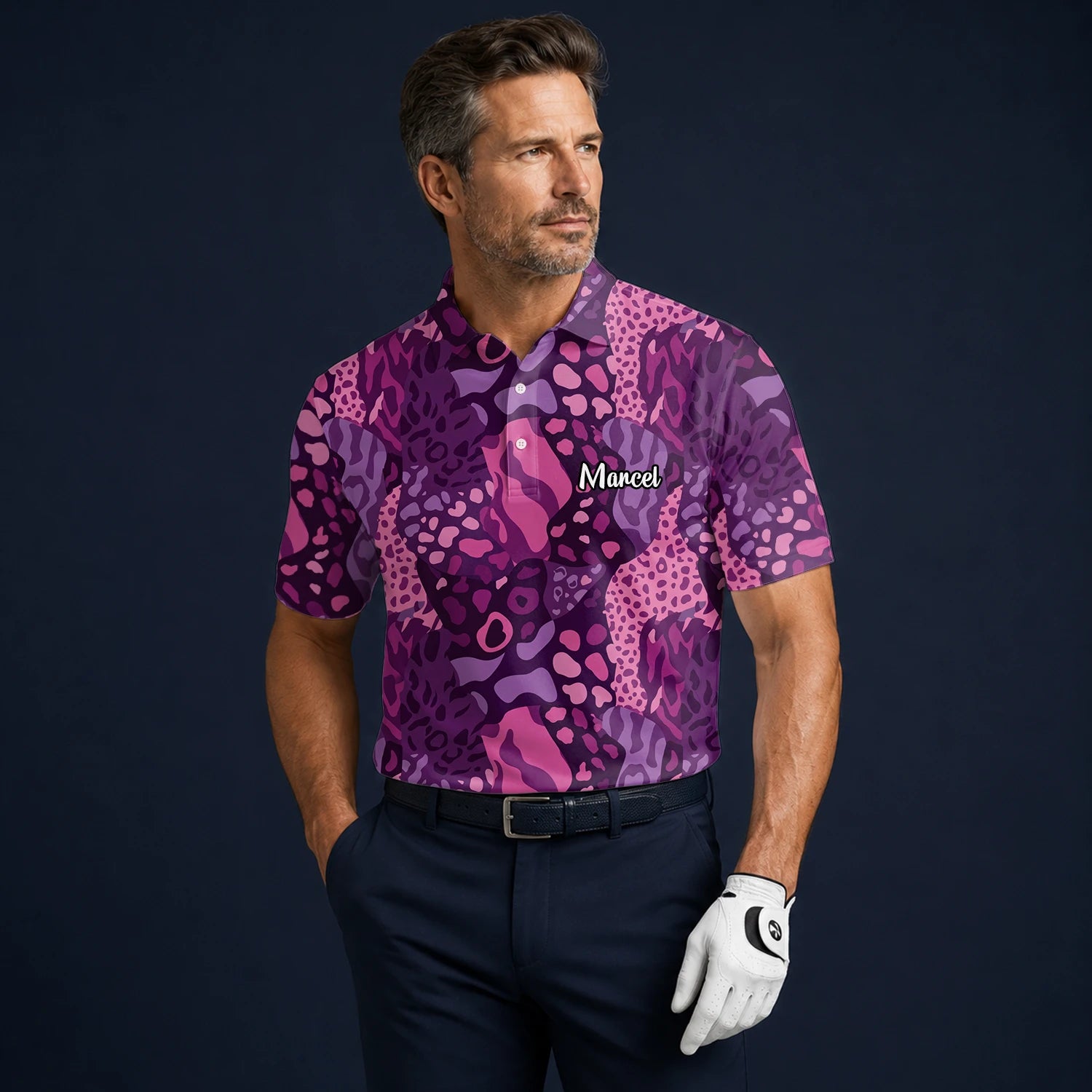 Personalisiertes Golf Poloshirt Lila Rosa Leo Camo Design für Herren I6540