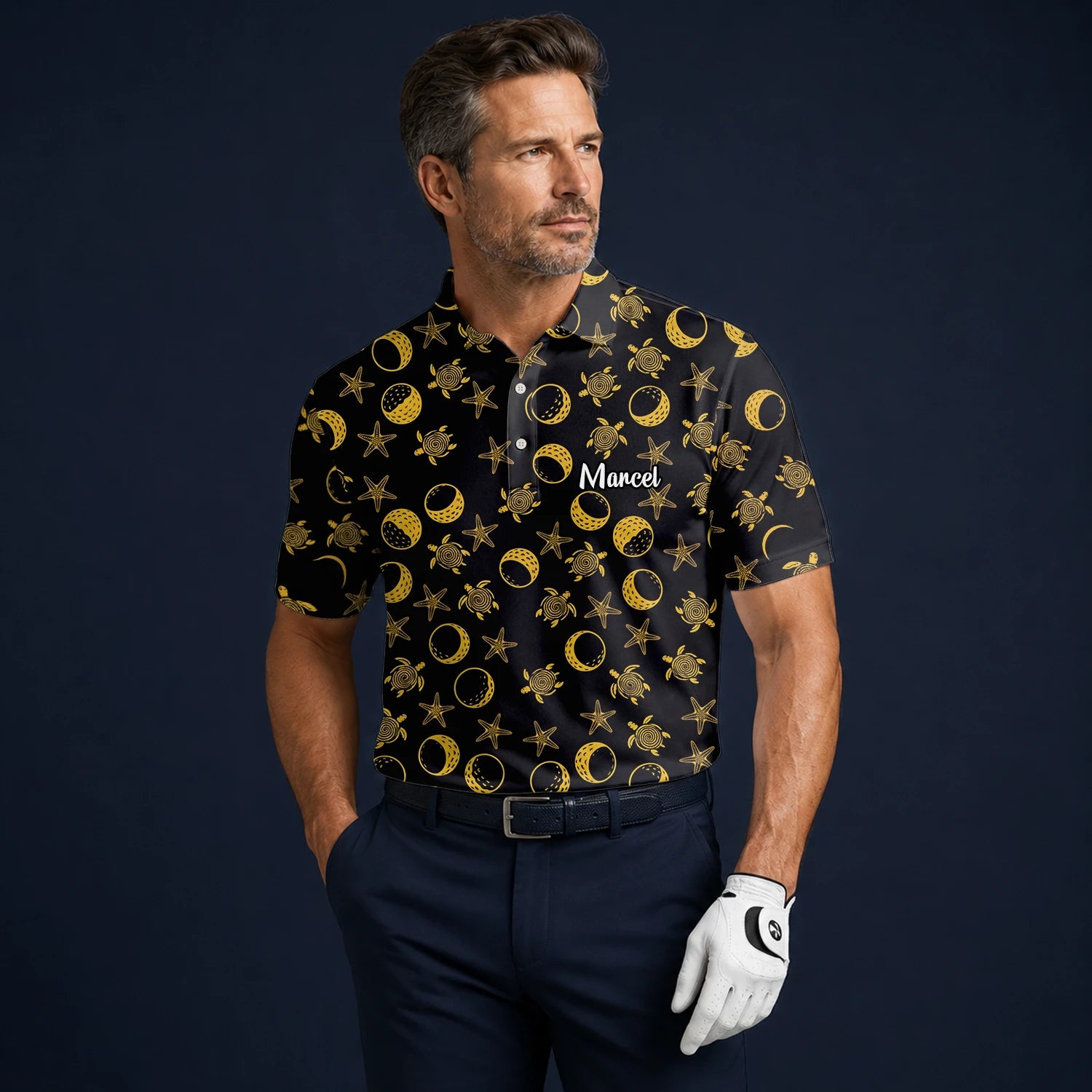 Personalisiertes Golf Poloshirt Schwarz Goldenes Meeresschildkröten Mond Stern Design für Herren V4483
