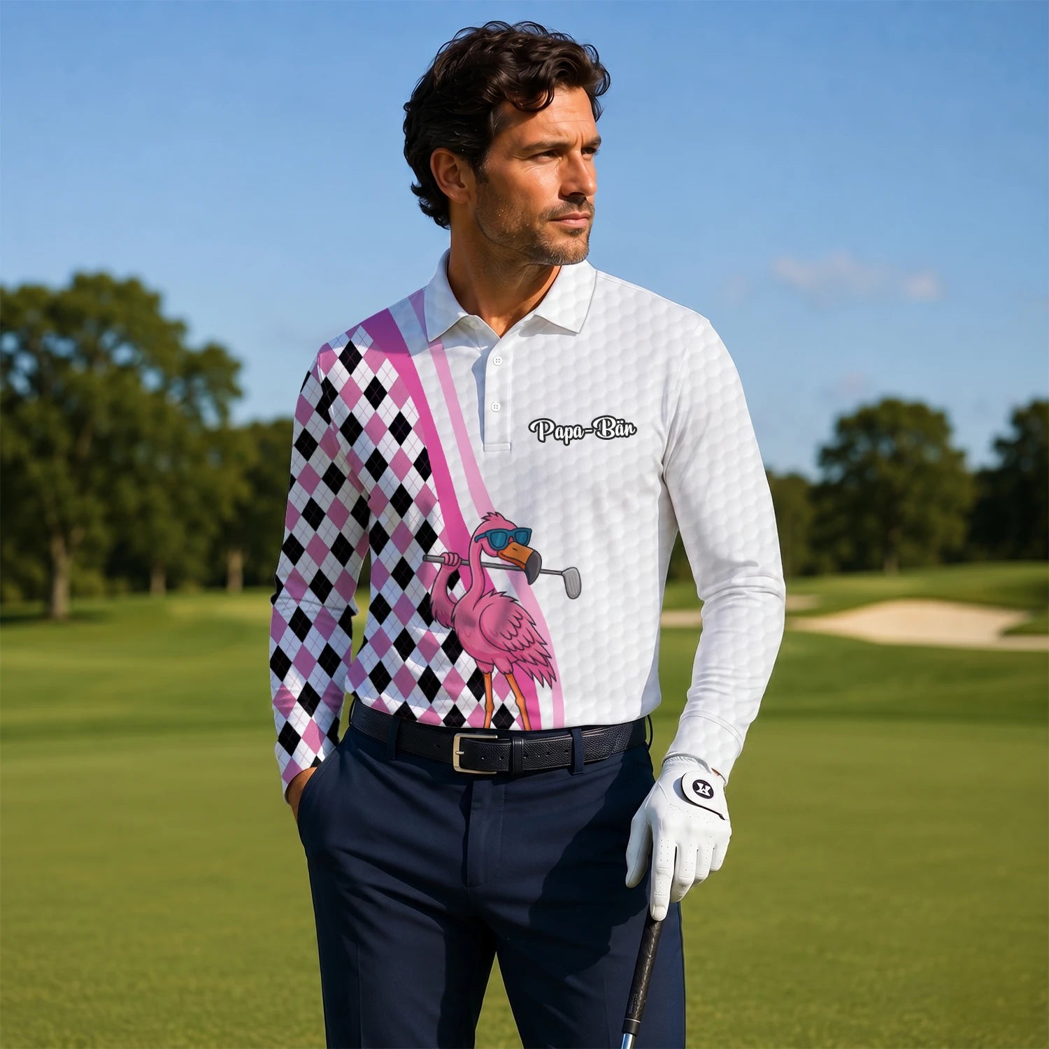 Personalisiertes Golf Poloshirt in Weiß-Rosa mit Flamingo-Golfer und Rautenmuster für Herren G3697