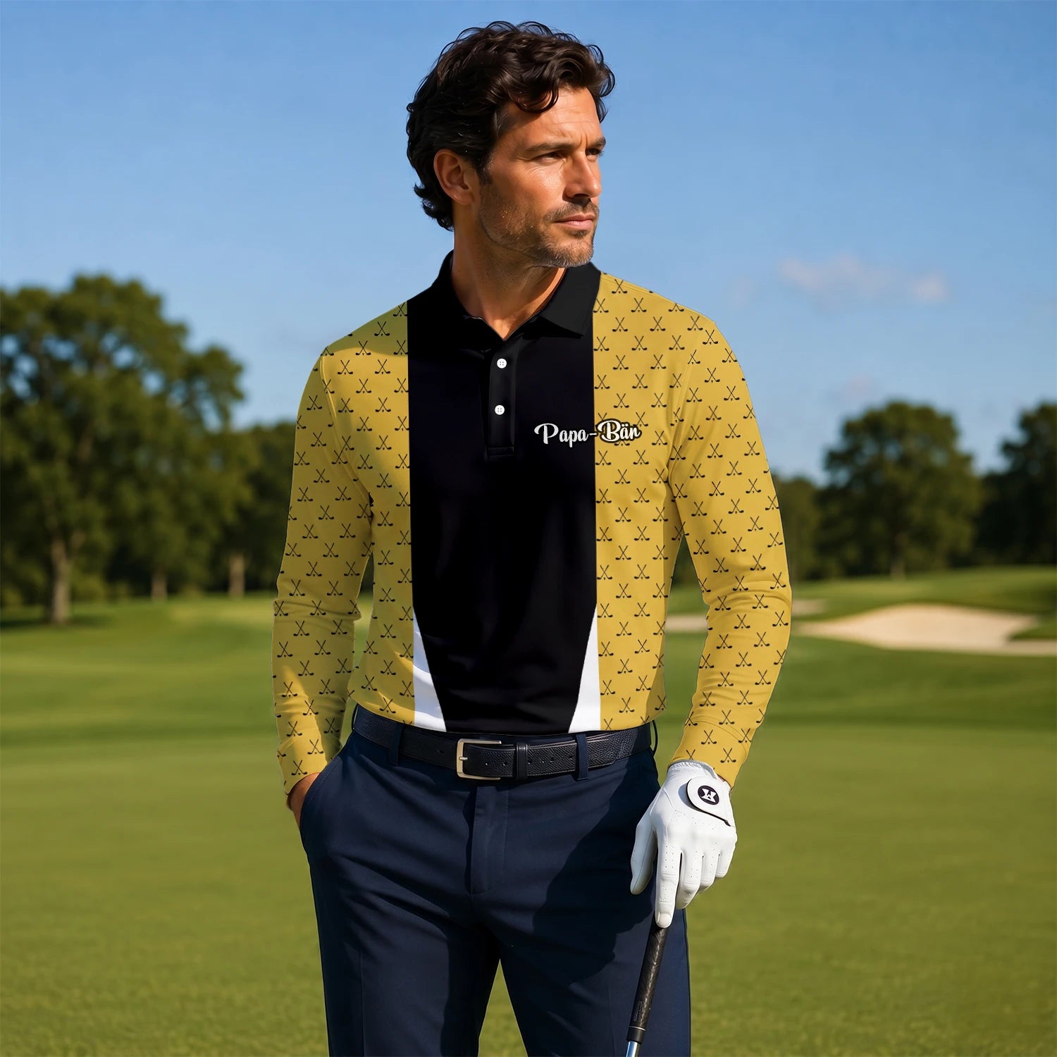 Personalisiertes Golf Poloshirt in Schwarz-Gold mit Golfschläger-Muster und Streifen für Herren B5489