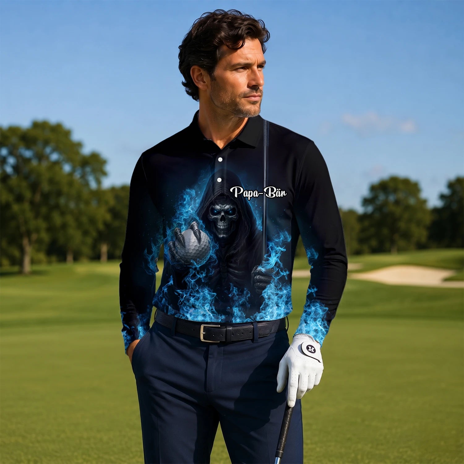 Personalisiertes Golf Poloshirt Schwarz Blaues Totenkopf Golfball Blitz Design für Herren N0793