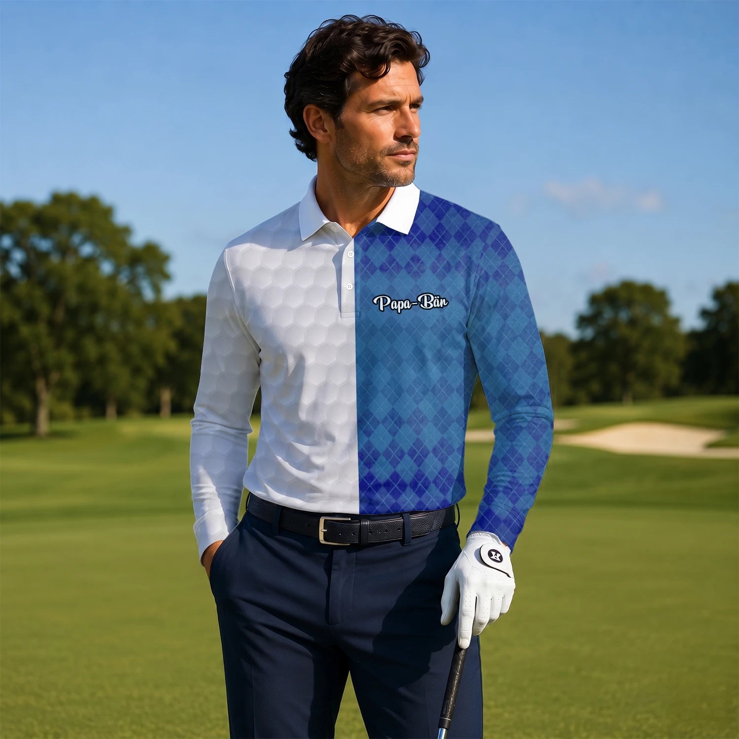 Personalisiertes Golf Poloshirt in Weiß-Blau mit Rautenmuster und Golfball-Textur für Herren M9214