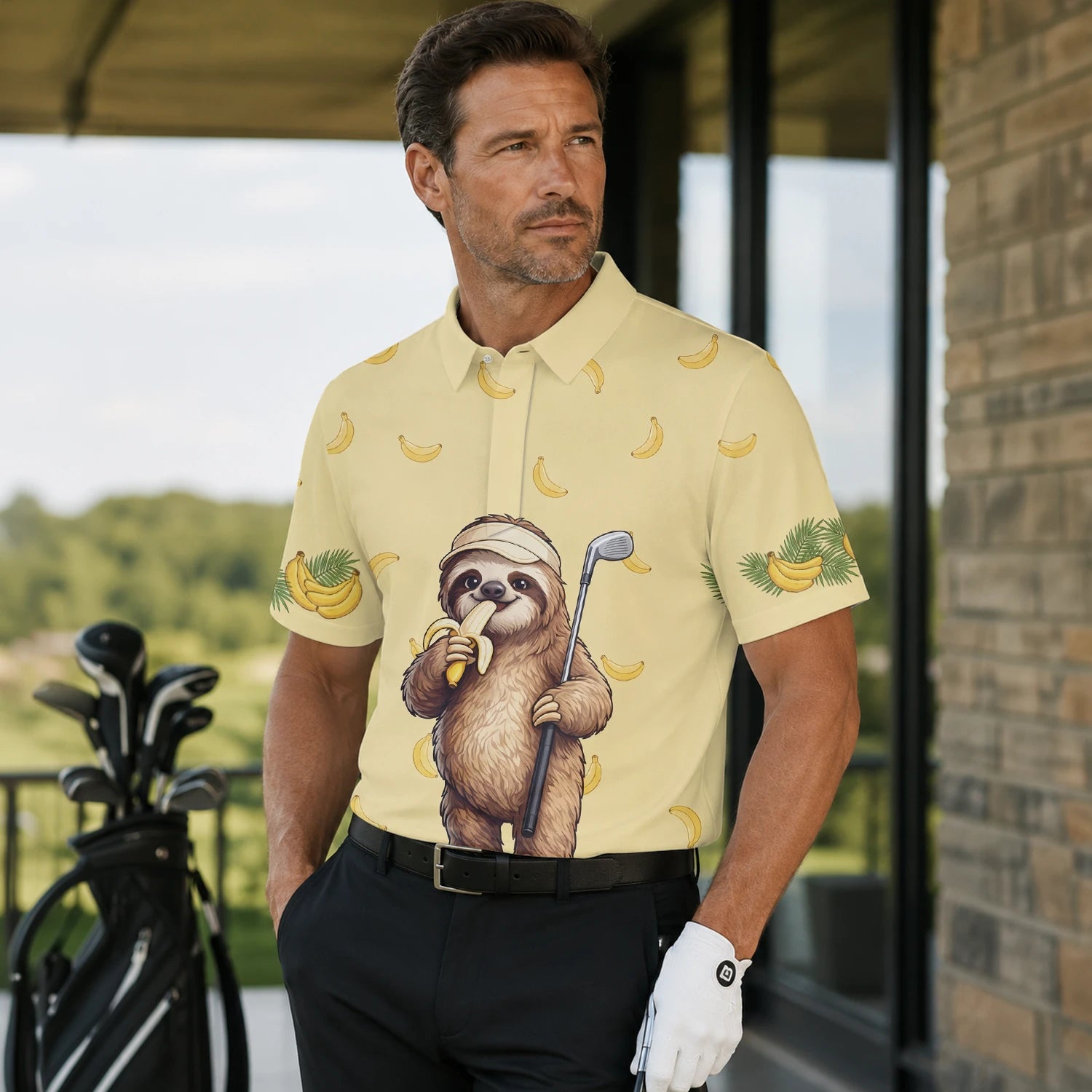 Personalisiertes Golf Poloshirt Hellgelbes Faultier Banane Golfer Cartoon Design für Herren G3327 | Men Gallery | 7.webp